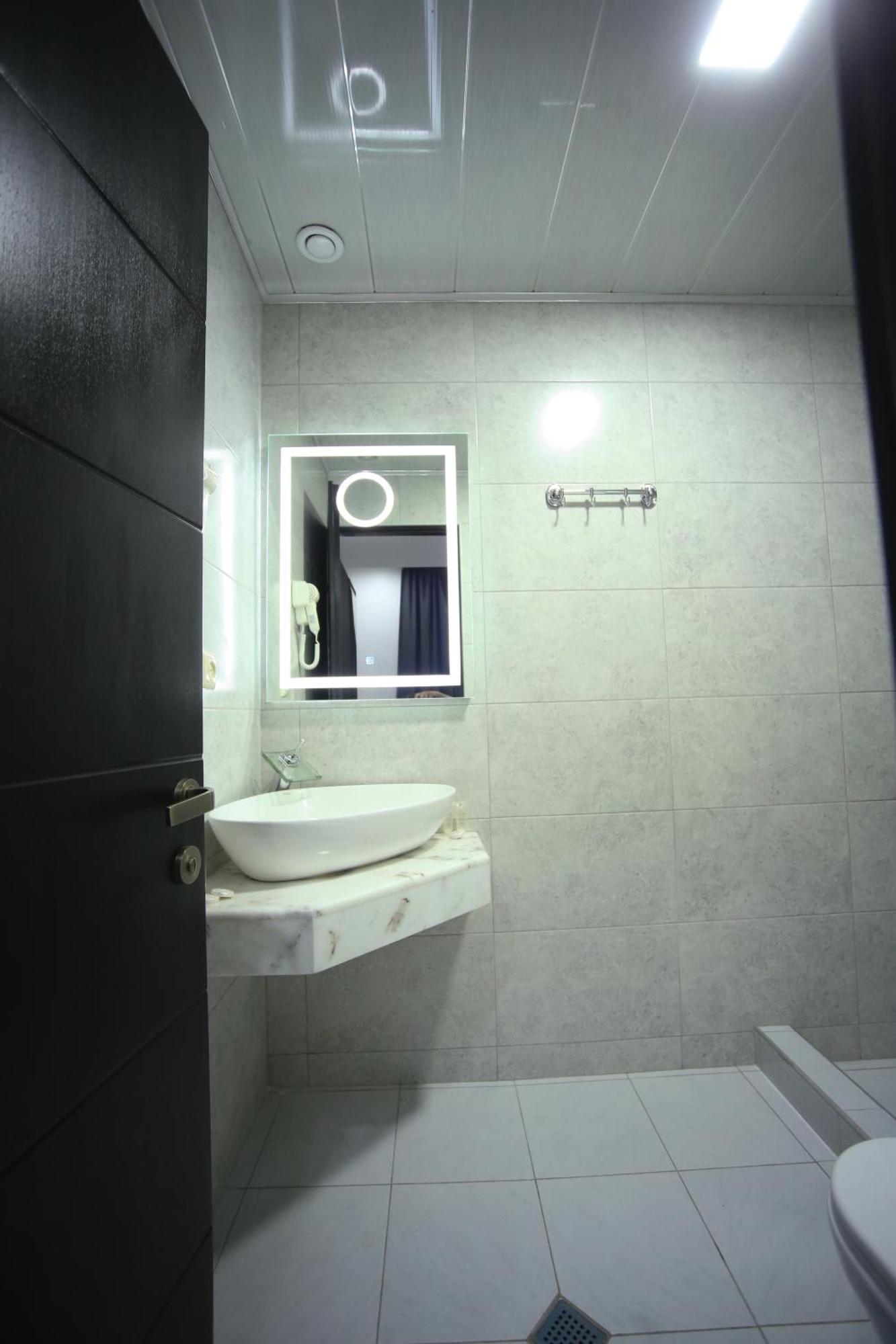 West Tower Hotel Kutaisi Zewnętrze zdjęcie